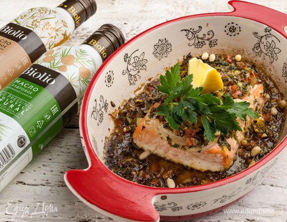 Запекайте форель 20 минут. Подавайте к столу рыбу с овощами и зеленью. Очень вкусно и ароматно! 