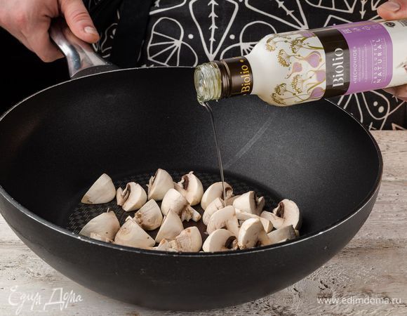 Крупно нарезать шампиньоны и обжарить на чесночном масле Biolio до готовности.
