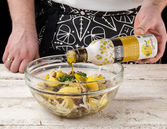 Смешать все ингредиенты, добавить специи по вкусу, сбрызнуть горчичным маслом Biolio.