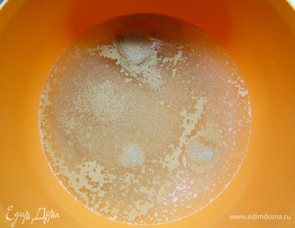 Начнем с приготовления дрожжевого теста. В глубокую миску налить теплую воду, добавить 3 столовые ложки сахара и всыпать дрожжи. Оставить на 10-15 минут.