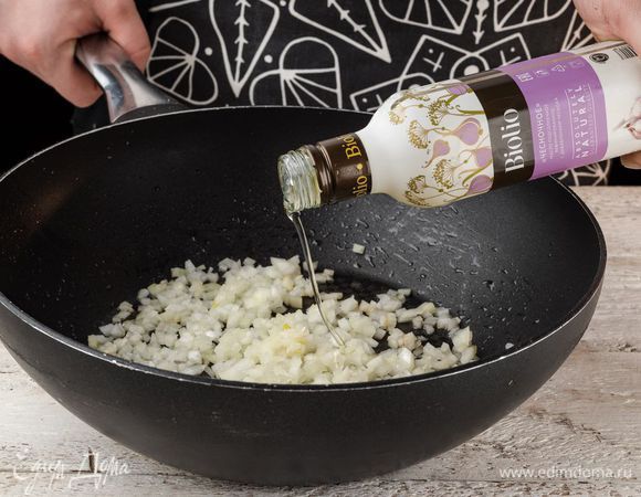 Лук нарезать мелкими кубиками и пожарить на чесночном масле Biolio.