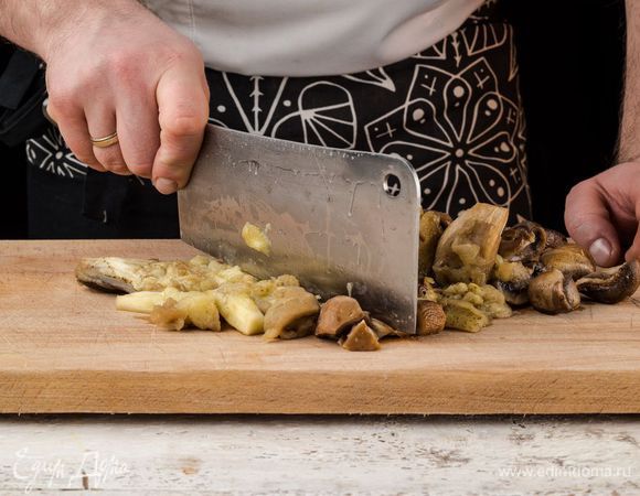 Из баклажанов вынуть мякоть. Мякоть баклажанов, лук и грибы мелко порубить.
