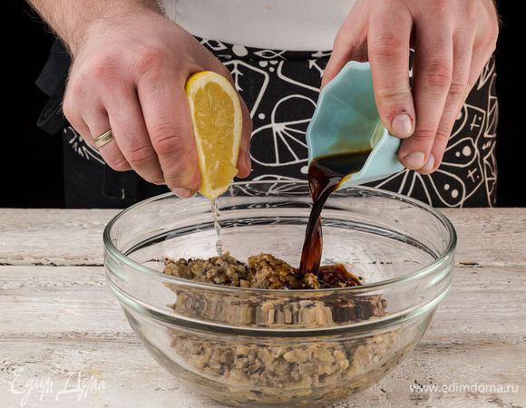 В готовую массу добавить соевый соус и лимонный сок.