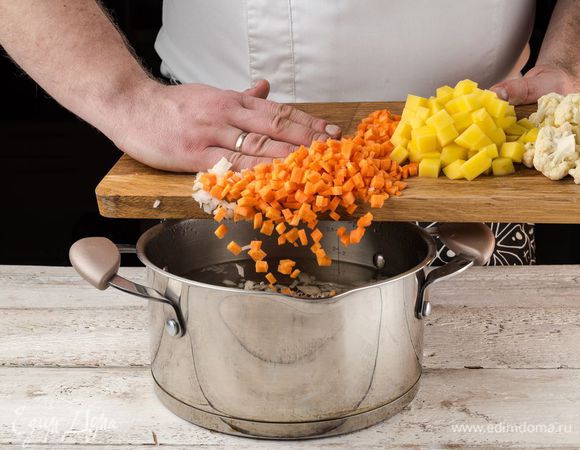 Картофель, лук и морковь положить в кипящую воду и варить 15 минут. 
