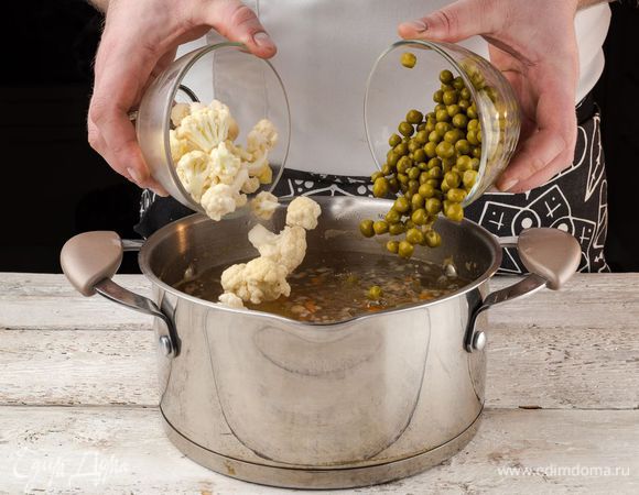 Добавить зеленый горошек и цветную капусту.