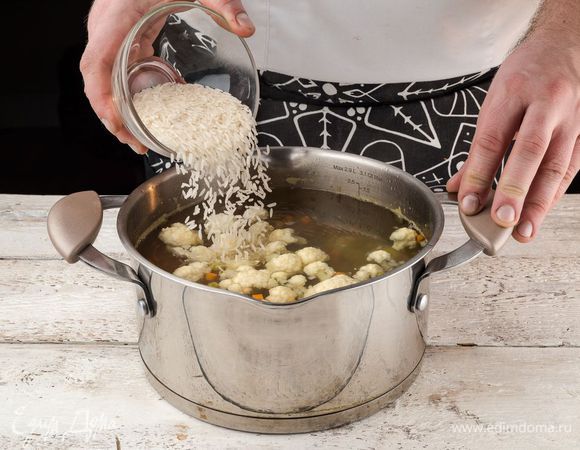 Добавить промытый рис.