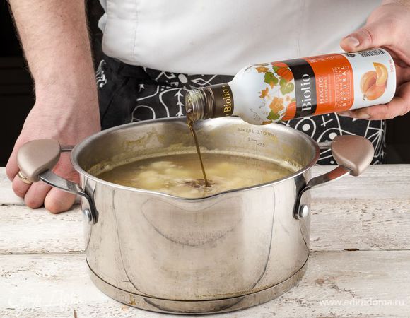 В процессе приготовления добавить в суп специи по вкусу и заправить тыквенным маслом Biolio.