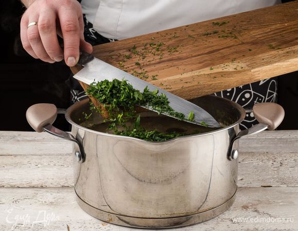 Зелень измельчить и добавить в суп.