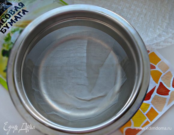 Листы рисовой бумаги замочите на несколько секунд в теплой воде до размягчения, разложите на столе и промокните бумажным полотенцем. 