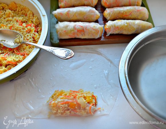 Выложите начинку на листы рисовой бумаги и туго заверните роллы (по принципу налистников и голубцов). Удобно это делать по одному (рисовую бумагу замочили, промокнули, далее выложили начинку и завернули).