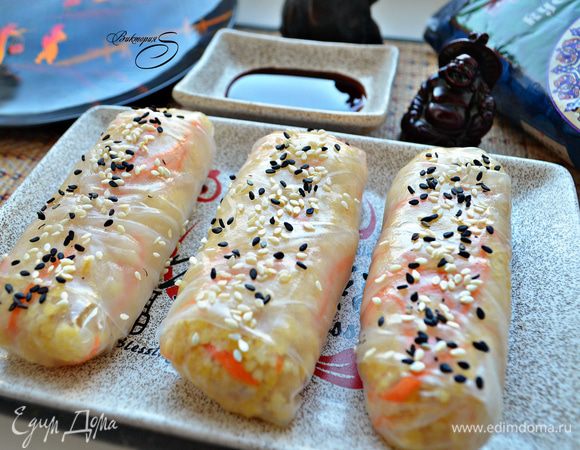 Посыпьте готовые спринг-роллы кунжутом и подавайте с любимым азиатским соусом. К ним хорошо подойдет соевый соус, острый соус чили, сладкий соус чили или терияки.
