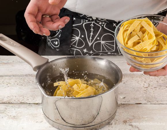 Макароны отварить в подсоленной воде согласно инструкции на упаковке, затем воду слить и сохранить.