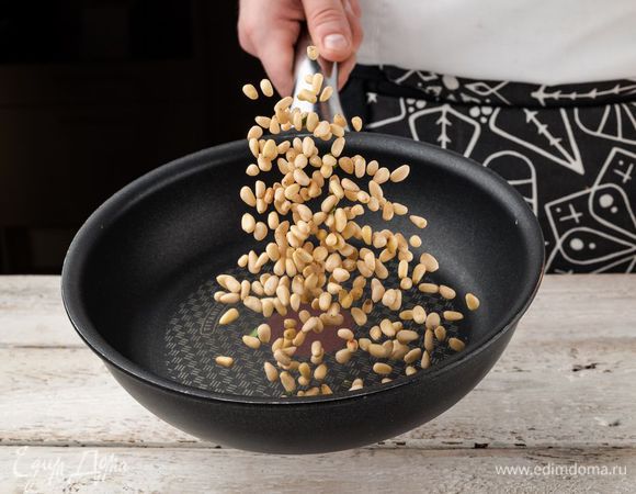 Цедру лимона натереть на мелкой терке, из половинки лимона выжать сок. Кедровые орехи обжарить на сухой сковороде.