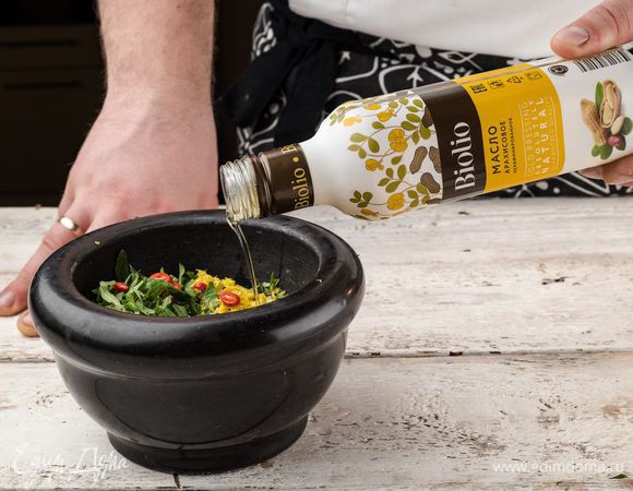 Приготовить песто. В ступке соединить руколу, кедровые орехи, листья базилика, 1/2 ч. ложки лимонной цедры, 2–3 ст. ложки арахисового масла Biolio, лимонный сок, соль, перец чили и все взбить.