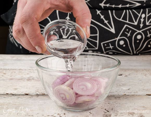 Шалот почистить и нарезать тонкими кольцами, затем залить лук уксусом и дать ему замариноваться.