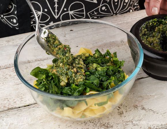 Семгу порезать небольшими ломтиками. На готовые фетучини выложить шпинат, влить немного воды, в которой макароны варились. Заправить соусом песто и все перемешать.
