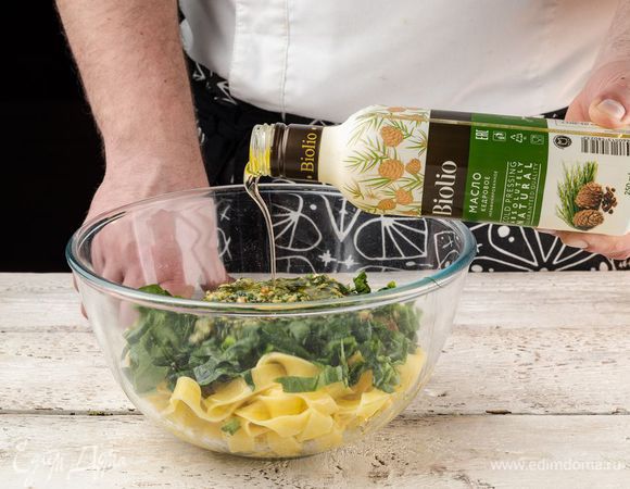  Сбрызнуть пасту кедровым маслом Biolio.