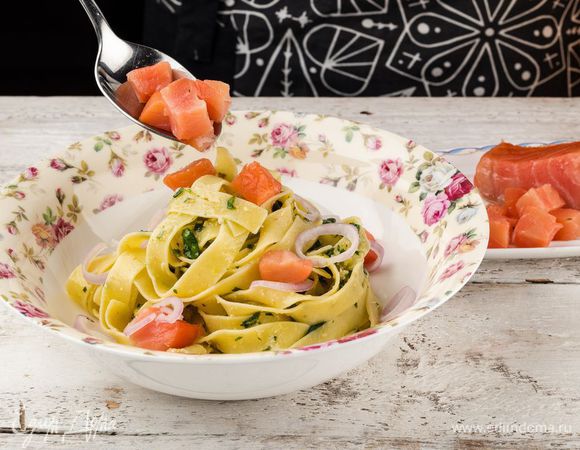 Выложить пасту на большое блюдо, сверху поместить ломтики рыбы и замаринованный лук.