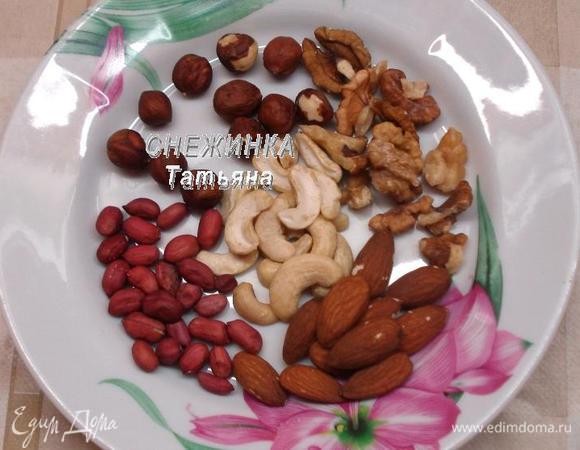 Для заправки отмеряем нужное количество орехов.