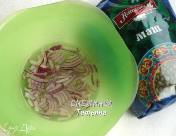 Красный репчатый лук нарезаем крупными кусочками. Заливаем кипятком с добавлением белого винного уксуса. Оставляем на пару минут, затем маринад сливаем.