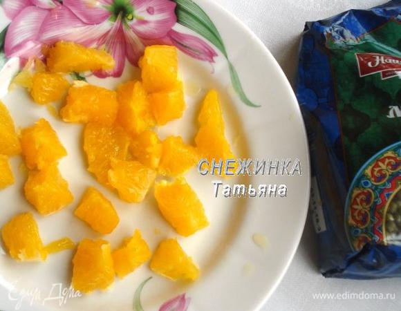 Апельсин очищаем от шкурки и отделяем мякоть от пленок.