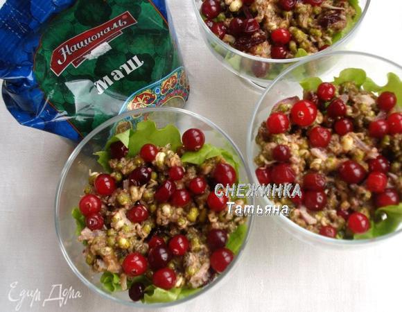 В бокалы или салатники на дно кладем листья салата. Затем заправленный маш, оставляем по ложке для верхнего слоя. Распределяем свежую клюкву.