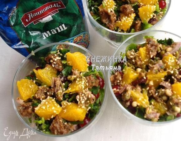 Сверху — оставшуюся смесь из маша с заправкой. И посыпаем салат кунжутным семенем.