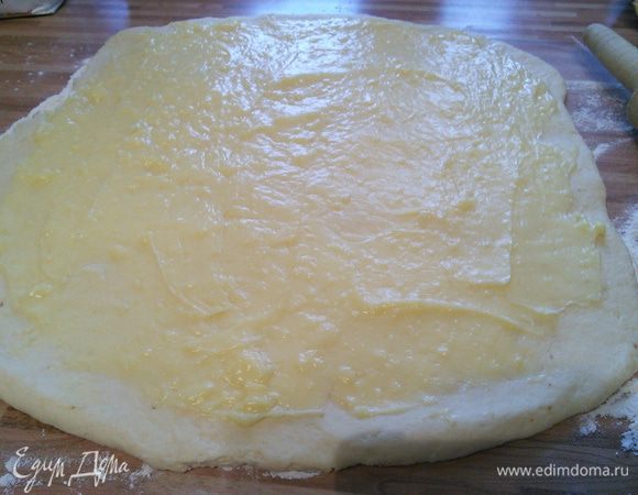 Выложить ванильный крем и разровнять. 