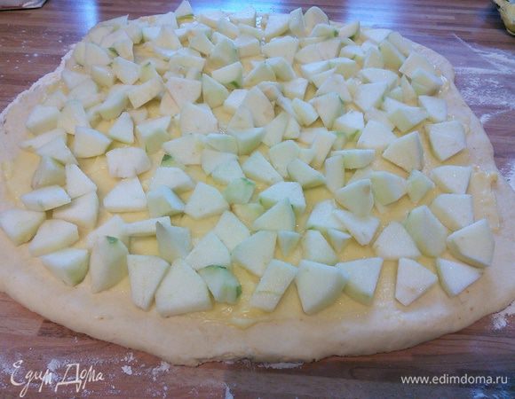 Выложить яблоки и посыпать 2-3 ст. л. сахара (зависит от сорта яблок). 