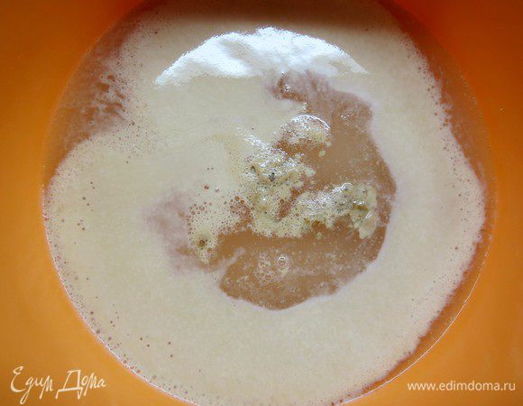 Спустя 10-15 минут на поверхности должна появиться пенная дрожжевая шапочка. Добавляем 1 чайную ложку соли (с верхом) и хорошо размешиваем.