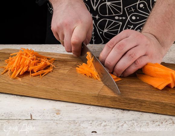 Морковь очистите и нарежьте соломкой.