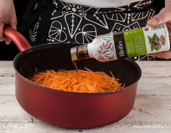 В сотейник налейте воду, положите морковь, соль, сахар, 1 ст. л. кунжутного масла Biolio. Все перемешайте и поставьте на огонь. Тушите на медленном огне 15 минут.