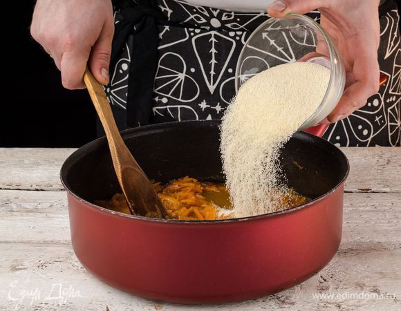 Когда морковь станет мягкой, добавьте манную крупу, перемешайте и варите еще 10 минут.