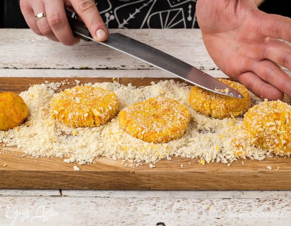 Готовую массу снимите с огня и охладите. Из полученной массы сформируйте котлетки. Обваляйте котлеты в панировочных сухарях.
