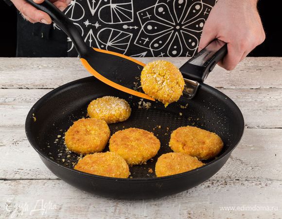 Разогрейте в сковороде чесночное масло Biolio и пожарьте котлеты с двух сторон до готовности.