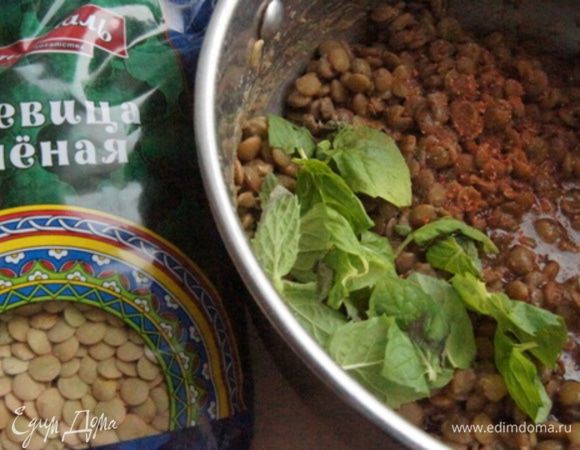 Добавить листики мяты (10 штук), сок лимона и растительное масло.