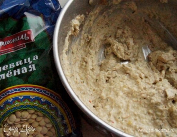 Взбить чечевицу блендером, можно совсем в пюре, а можно оставить немного кусочков. Приправить смесью перцев. Густоту тоже регулируйте по вкусу, я захотела, чтобы крем был густым, вы можете сделать понежнее, добавив пару ложек кипяченой воды.