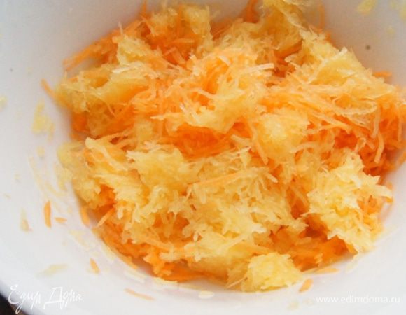 Для овощных оладьев натереть на мелкой терке кабачок и морковь, посолить, через 5 минут хорошо отжать от лишнего сока. Добавить растительное масло и муку, перемешать.