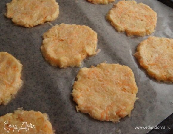 На бумагу, слегка смазанную маслом, поместить по 1 ложке теста и разровнять в виде лепешек.