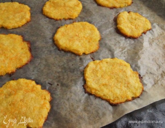 Выпекать в разогретой до 200°С духовке около 15 минут. Немного остудить и снять бумагу. Если есть силиконовый коврик, то лучше им воспользоваться (я пожалела, что его у меня нет,было бы легче).