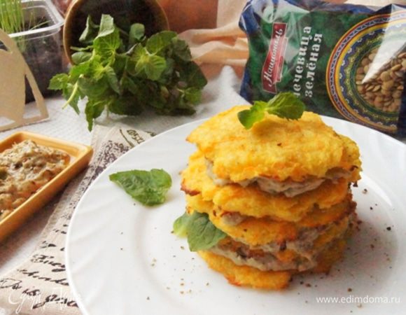 На тарелке собрать наш мильфей. Овощной оладий, немного крема, снова оладий, и снова крем. Украсить свежемолотым перцем и листиками мяты.
Спокойные по вкусу кабачково-морковные оладушки прекрасно дополняются нежным и свежим чечевичным кремом.