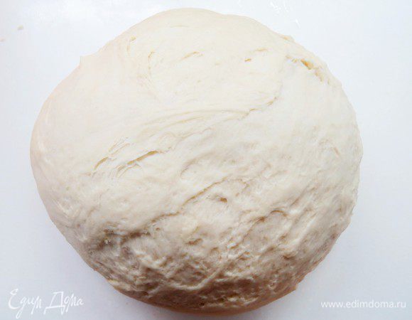 Замешанное тесто отставляем в сторону на 20 минут для набухания клейковины муки, которая сделает наше тесто эластичным.