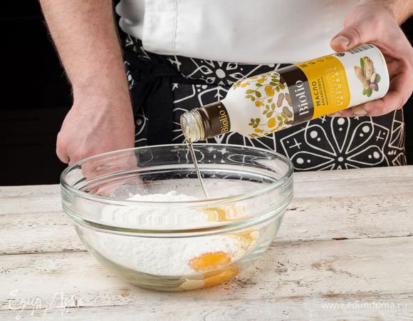 Духовку предварительно разогреть до 200°С. Выложить в миску все ингредиенты, необходимые для приготовления теста: муку (1 стакан арахисовой муки и 2 ст. л. пшеничной муки), добавить 2 ст. ложки сахарной пудры и соль, размягченное сливочное масло, желток. Все перемешать. Добавить к массе арахисовое масло Biolio и еще раз перемешать.
