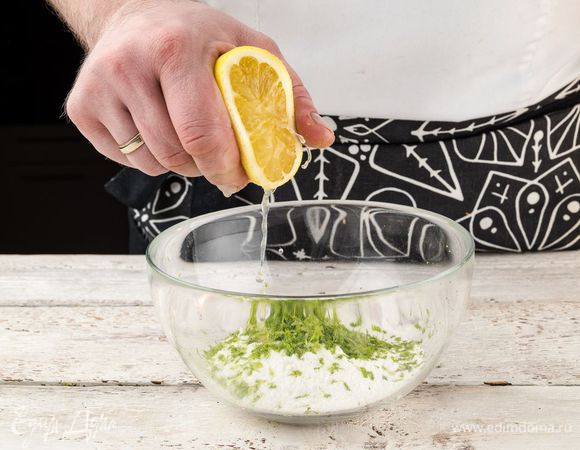 Приготовить глазурь. В сахарную пудру добавить натертую цедру лайма, соединить с соком лимона и вымешивать до получения гладкой, однородной массы.