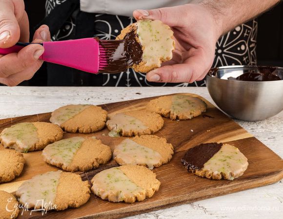 Шоколад растопить на водяной бане. Печенье остудить и полить часть печенья лимонной глазурью, а вторую часть печенья — растопленным шоколадом.
