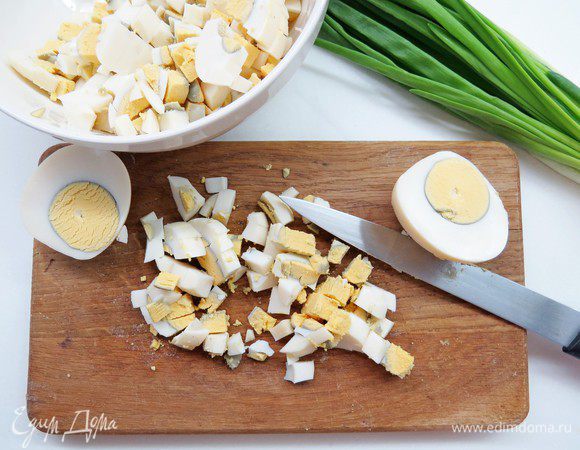 Готовим начинки. Для яичной начинки отварить вкрутую яйца, остудить, очистить и порезать мелким кубиком.