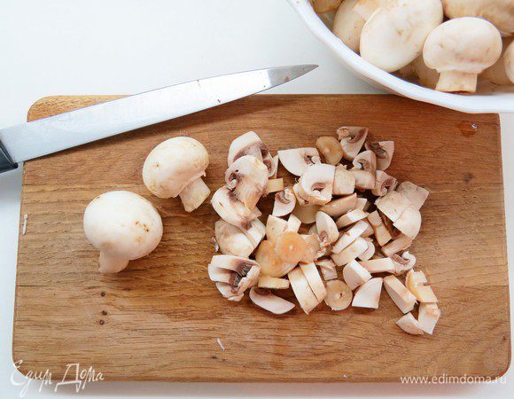 Для грибной начинки порезать шампиньоны.