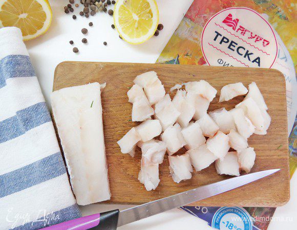 Готовим начинку с белой рыбой. Филе трески ТМ «Магуро» порезать небольшими кусочками.