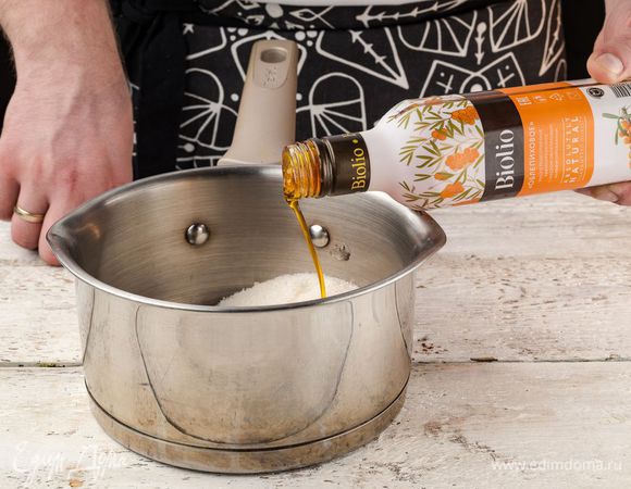 В кастрюле смешайте сахар и мед, 1 ст. л. облепихового масла Biolio. Поставьте на медленный огонь и постоянно помешивайте содержимое лопаткой. Для того чтобы быстрее растопить сахар, можно добавить столовую ложку воды.