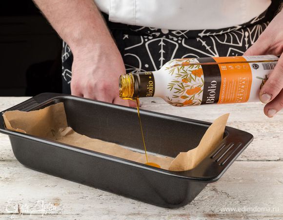 Пергамент, выстланный в форме, смажьте облепиховым маслом Biolio. 